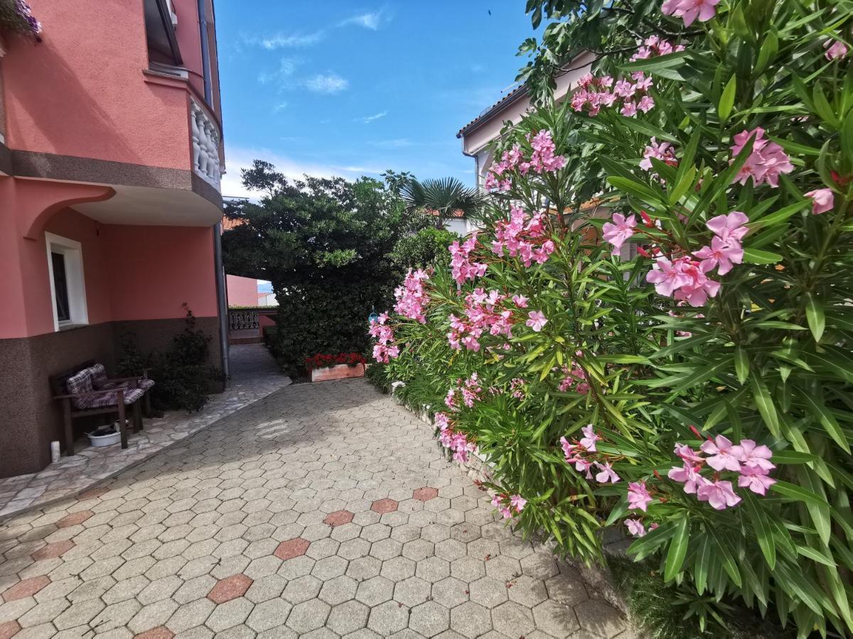 Apartments Lea With Pool Malinska Exterior foto